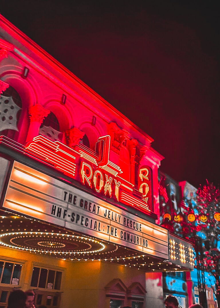 Roxy Kino The Hollywood Street Set Movie Park Germany bei Nacht