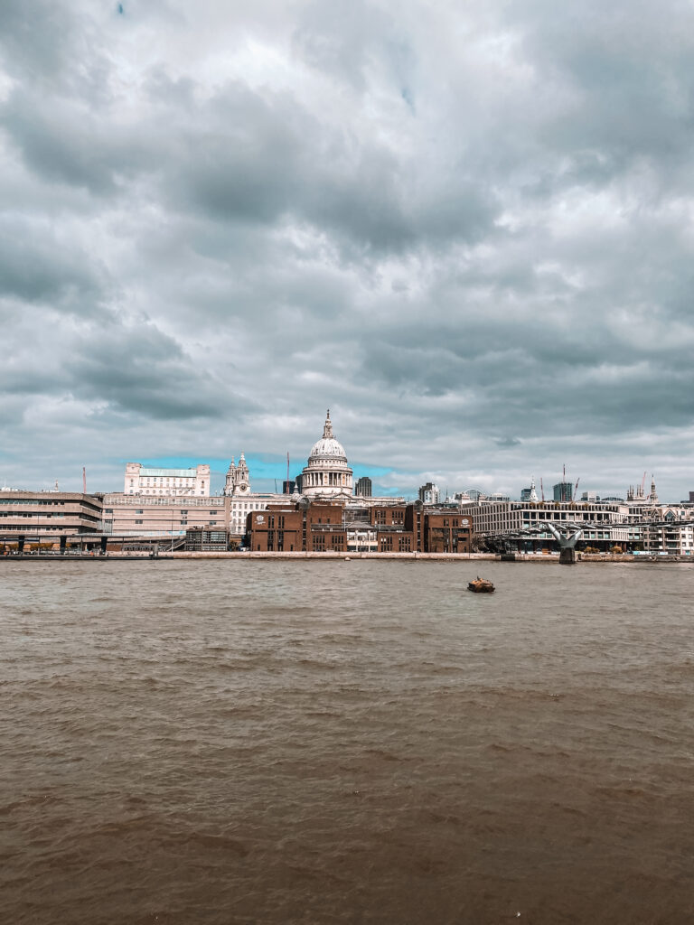 Aussicht von Tate Mordern mit St. Paul's Cathdrale und der Themse