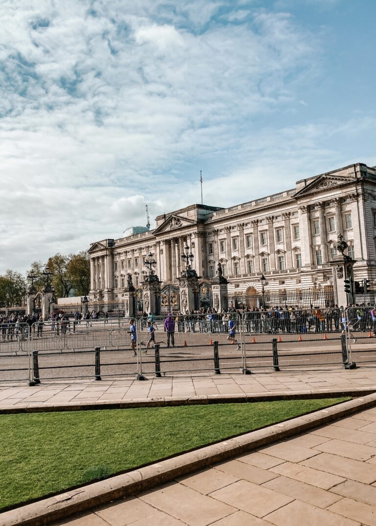 Buckingham Palace in London England mit Londin Marathon im Vordergrund