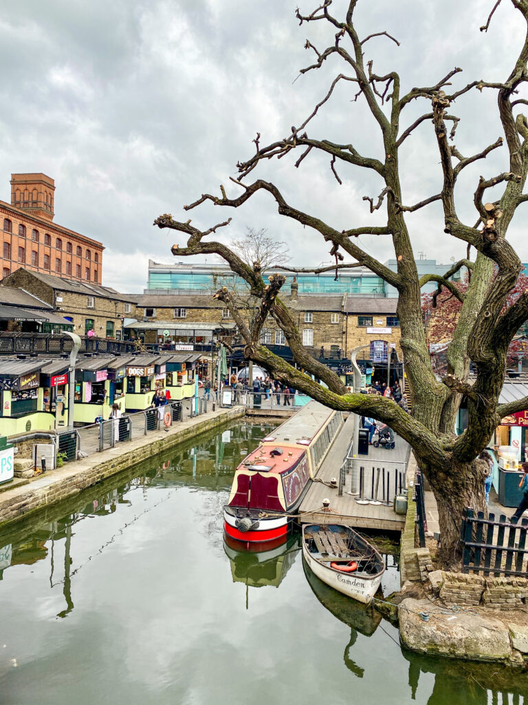 Camden Market in London, England mit einem Schiff