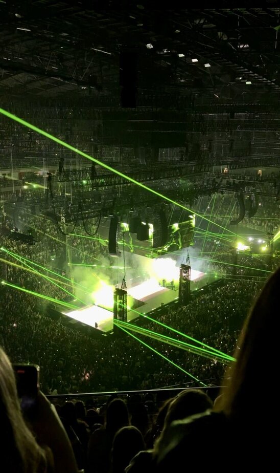 Mehr über den Artikel erfahren Billie Eilish „Hit me hard and soft”-Tour in Köln – Eine Konzert-Review