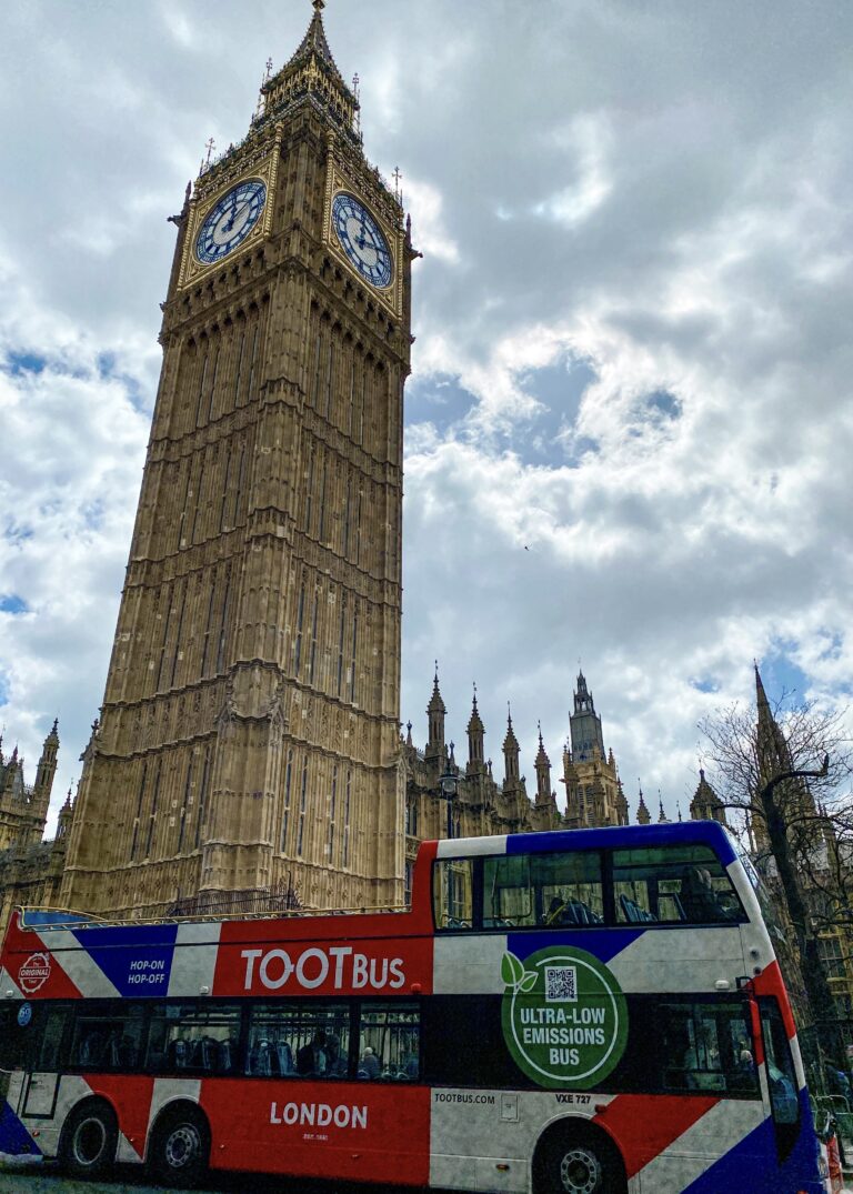 Der Big Ben in London England mit Hop on Hop Off Bus im Vordergrund