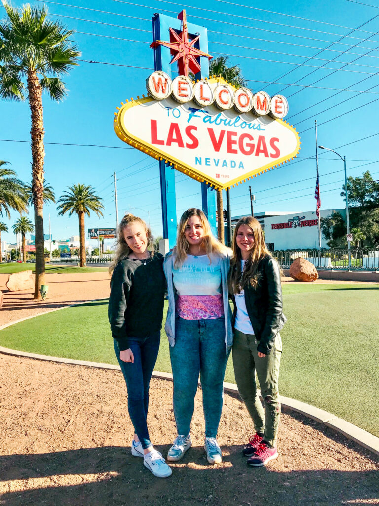 Leaftodiscover vor dem Las Vegas Sign in Las Vegas, USA
