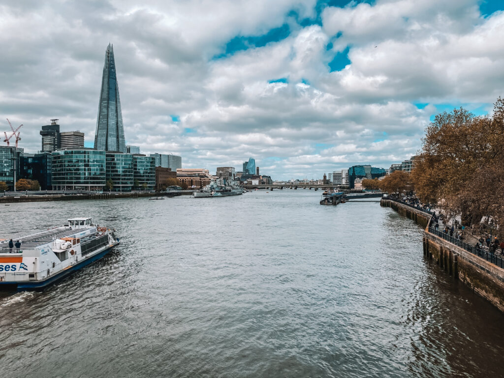 The Shard in London mit der Themse im Vordergrund