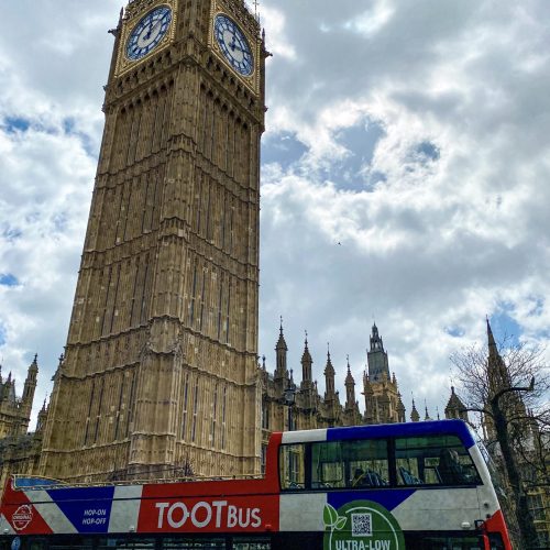 Der Big Ben in London England mit Hop on Hop Off Bus im Vordergrund